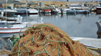 Rinnovabili • Fishing gear microplastics: how abandoned nets pollute the ocean