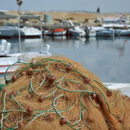 Rinnovabili • Fishing gear microplastics: how abandoned nets pollute the ocean