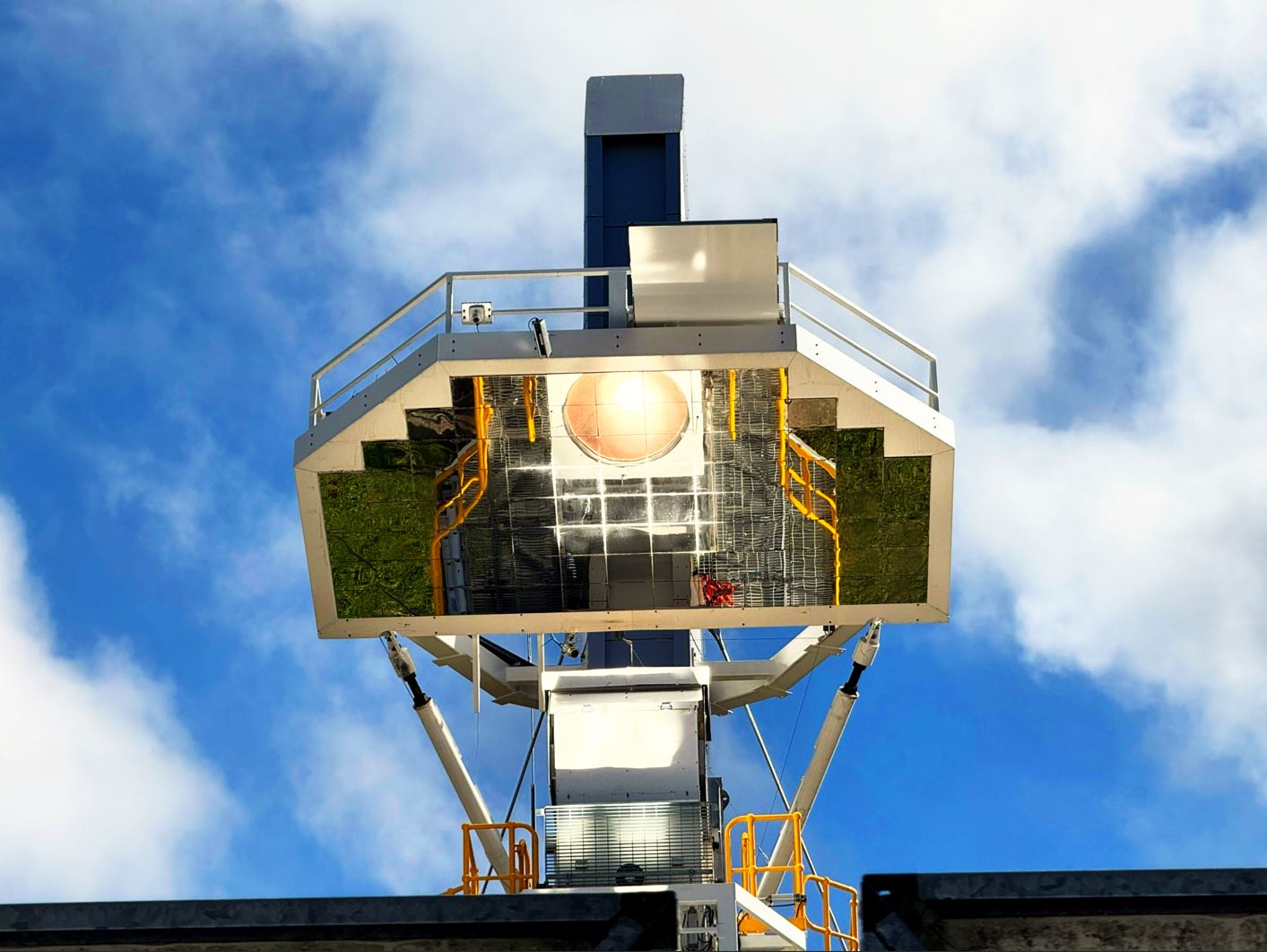 Rinnovabili • Beam-down solar reactor in Australia boosts hydrogen yield