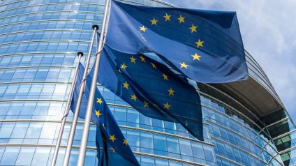 Rinnovabili • Tariffs deal 2025, US-EU set 15% cap and limit energy pact