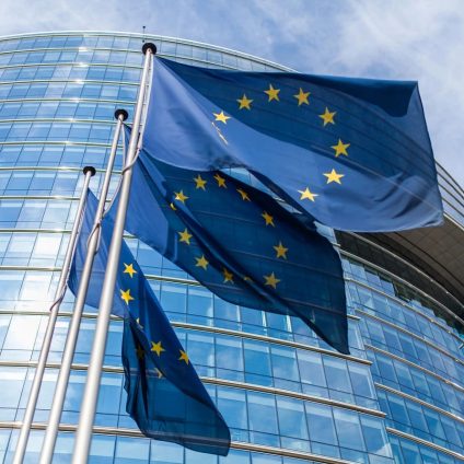 Rinnovabili • Tariffs deal 2025, US-EU set 15% cap and limit energy pact