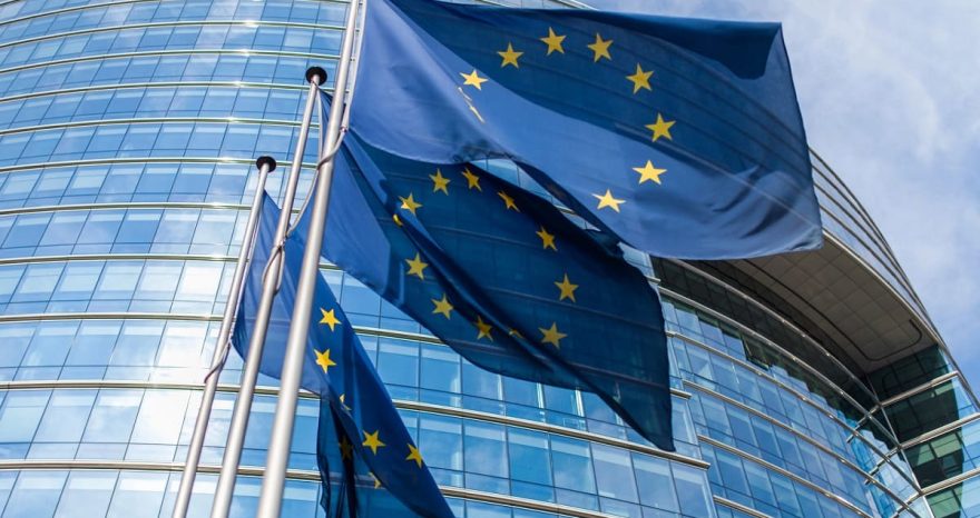 Rinnovabili • Tariffs deal 2025, US-EU set 15% cap and limit energy pact