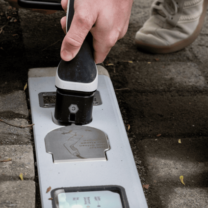 Rinnovabili • Curb charger, the urban EV charging solution from Germany
