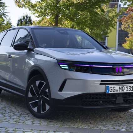 Rinnovabili • Smart lighting for self-driving cars unveiled on Opel Grandland