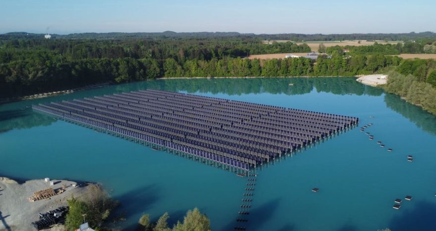 Rinnovabili • Vertical floating photovoltaic redefines solar design