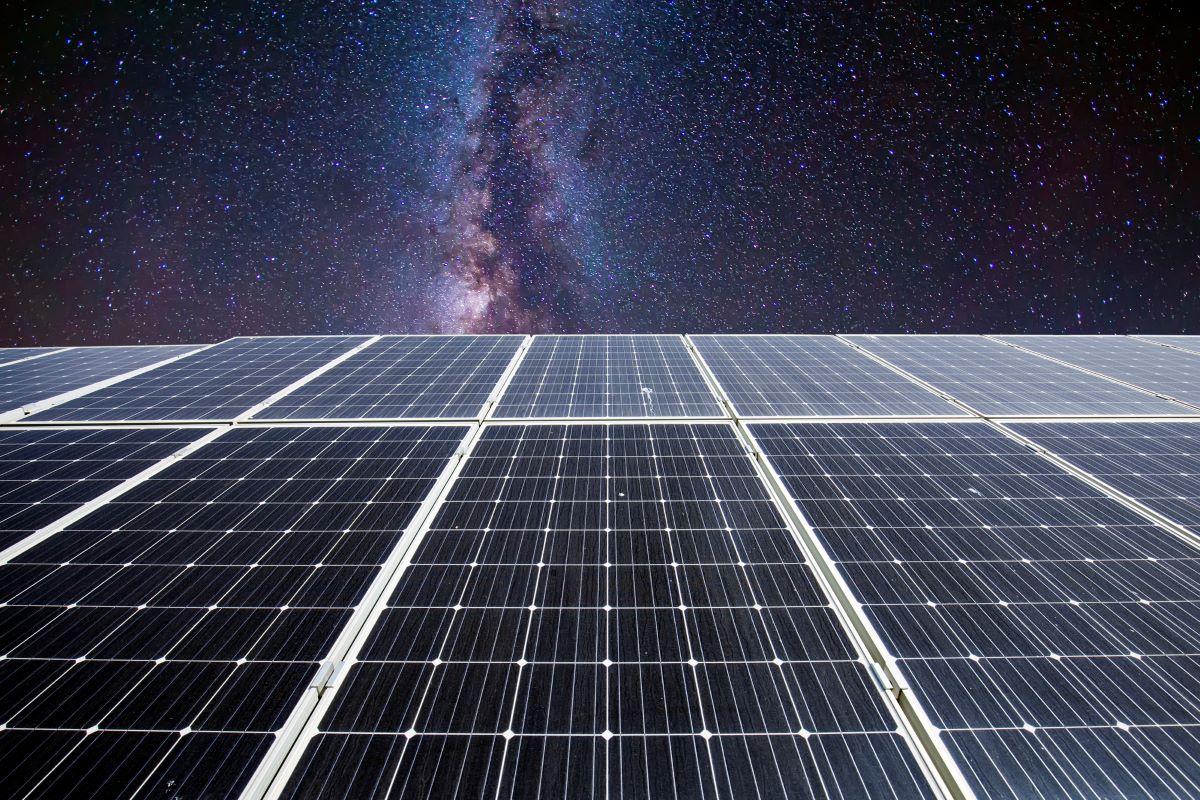 Space solar cells, impact of high-energy electrons on performance