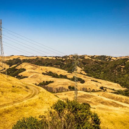 Rinnovabili • Electric Towers on Brown Mountain
