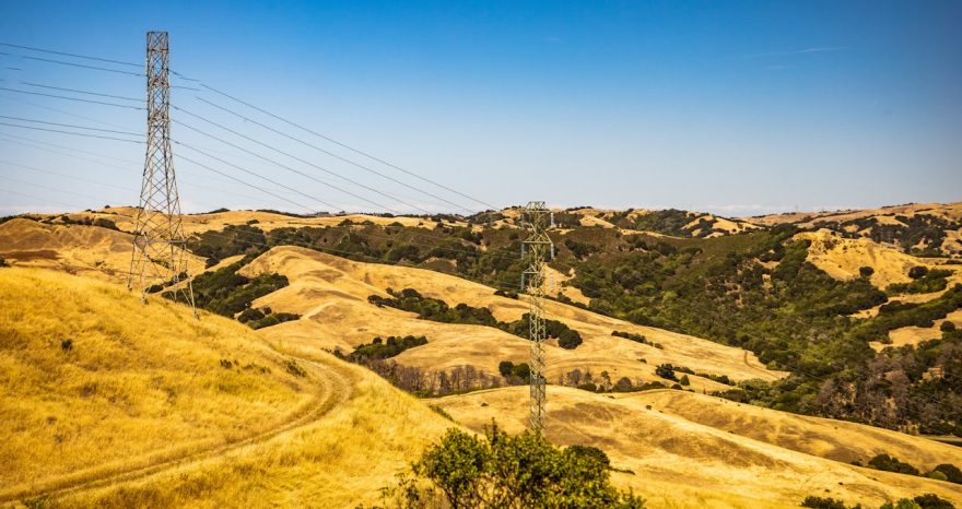 Rinnovabili • Electric Towers on Brown Mountain