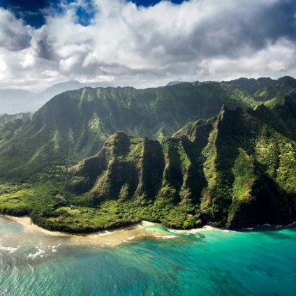 Rinnovabili • Hawaii transforms recycled plastic waste into roads | Sustainable solutions
