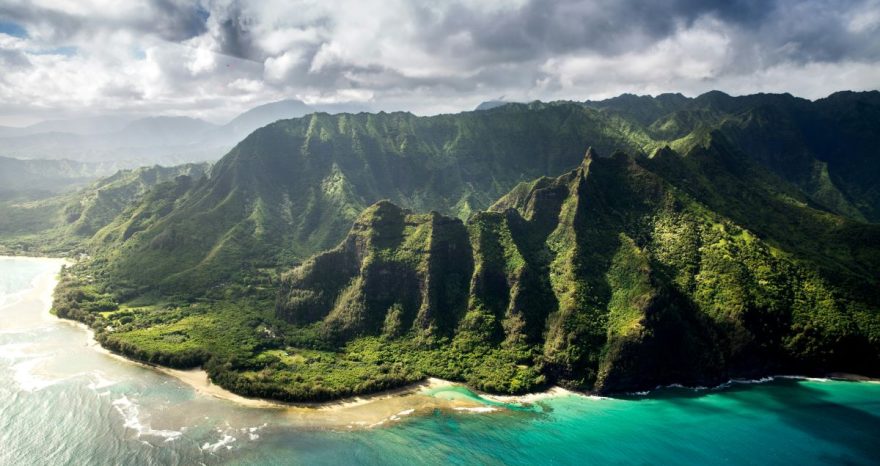 Rinnovabili • Hawaii transforms recycled plastic waste into roads | Sustainable solutions