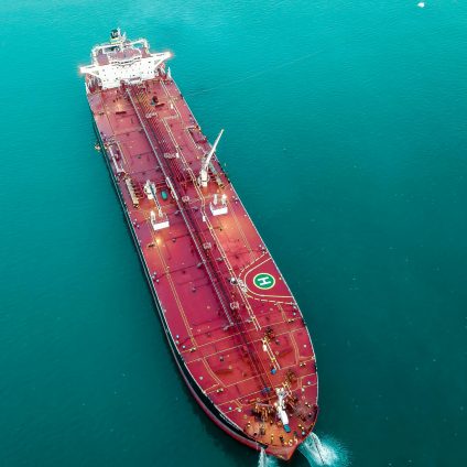 Rinnovabili • Oil prices surged above $100 as Strait of Hormuz attacks increase