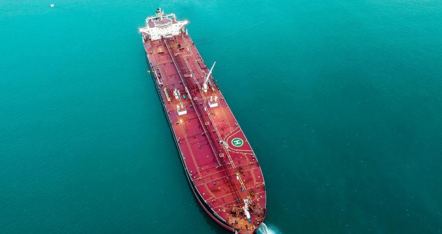 Rinnovabili • Oil prices surged above $100 as Strait of Hormuz attacks increase