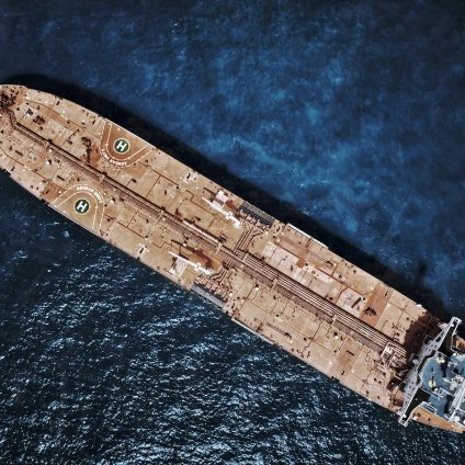 Rinnovabili • Iran Strike, Strait of Hormuz Disruption, U.S. Gas Prices Jump