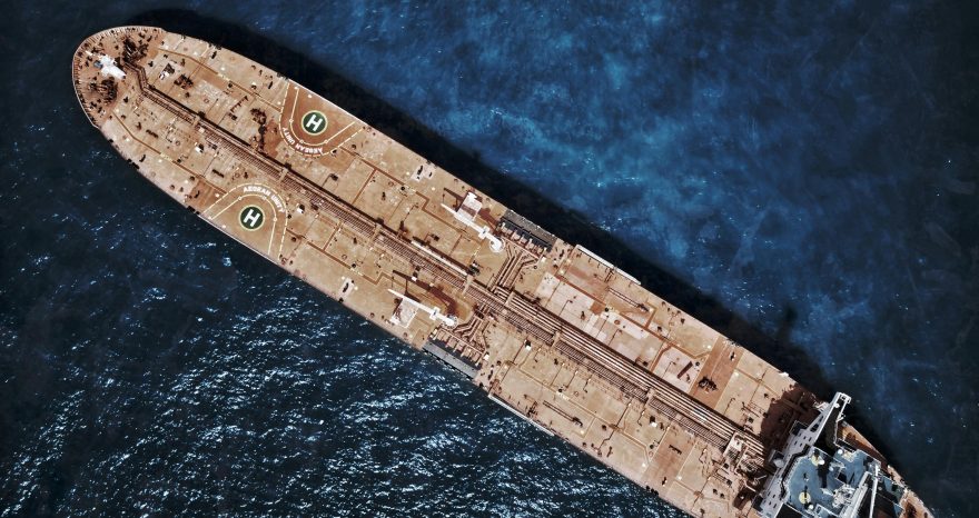 Rinnovabili • Iran Strike, Strait of Hormuz Disruption, U.S. Gas Prices Jump