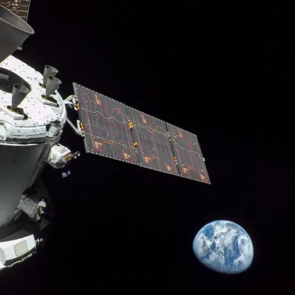 Rinnovabili • Artemis II launches crewed lunar mission featuring solar-powered Orion systems