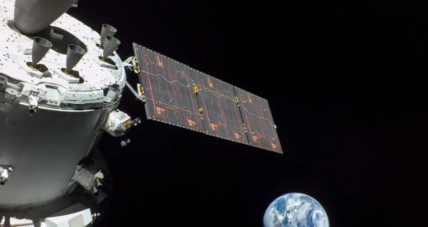 Rinnovabili • Artemis II launches crewed lunar mission featuring solar-powered Orion systems