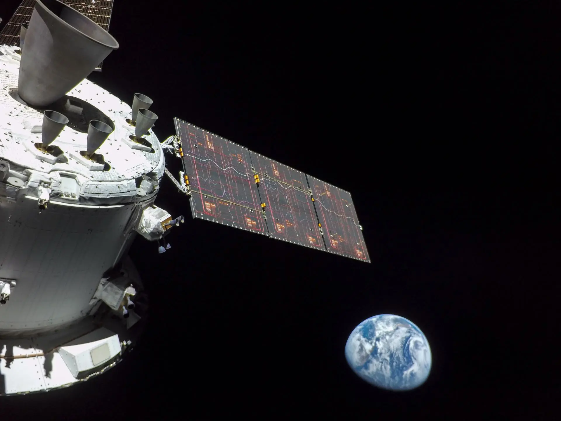 Rinnovabili • Artemis II launches crewed lunar mission featuring solar-powered Orion systems