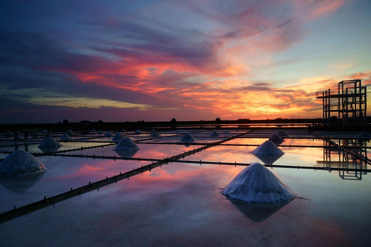 Direct lithium extraction with hygroscopic salts reshapes recovery