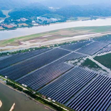 Rinnovabili • global-solar-capacity-growth-record-2025-slowdown-2026