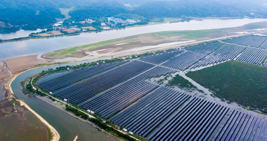 Rinnovabili • global-solar-capacity-growth-record-2025-slowdown-2026