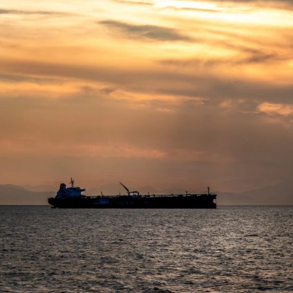 Rinnovabili • Strait of Hormuz crisis deepens as military escalation resumes