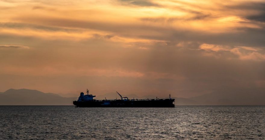 Rinnovabili • Strait of Hormuz crisis deepens as military escalation resumes
