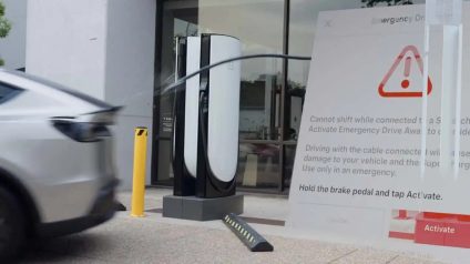 Rinnovabili • Tesla Emergency Drive Away: How the new safety feature works