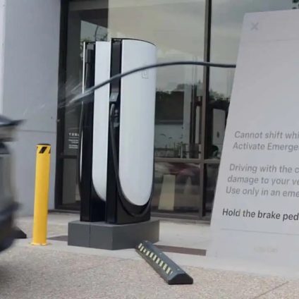 Rinnovabili • Tesla Emergency Drive Away: How the new safety feature works