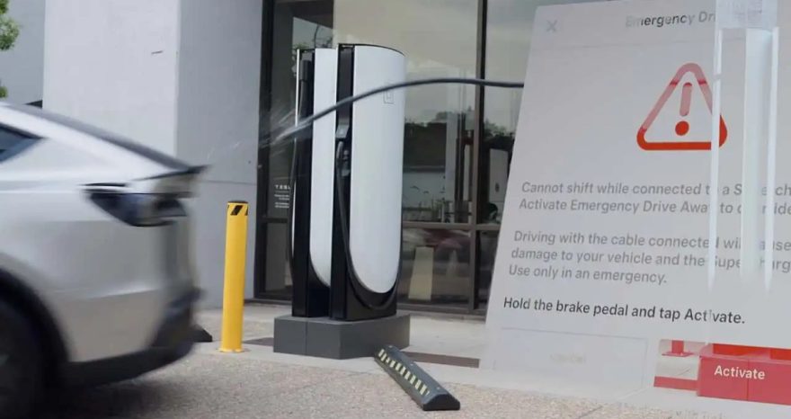 Rinnovabili • Tesla Emergency Drive Away: How the new safety feature works